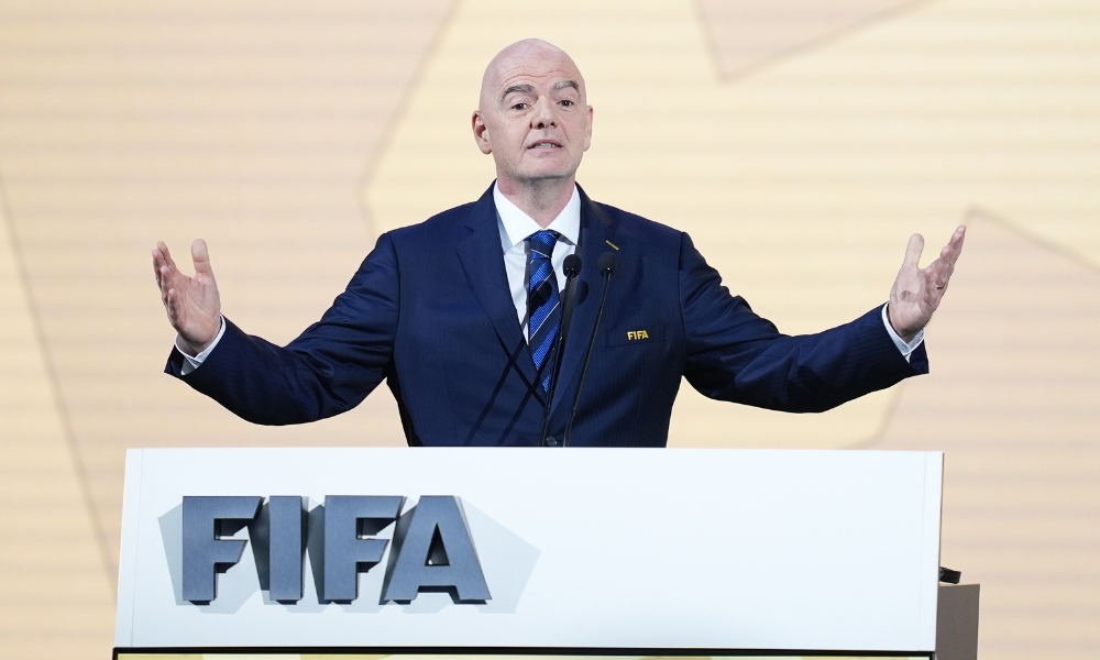 记者：曼联一直在关注埃基蒂克，双方曾在2022年夏天有过会谈.